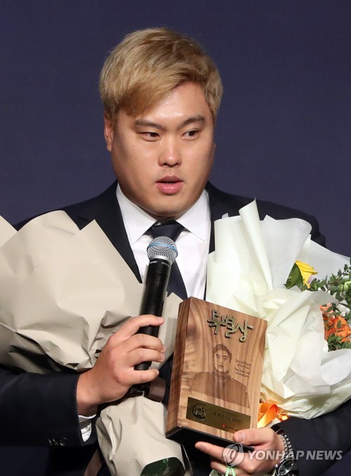 프로야구 대상, 특별상 수상한 류현진(서울=연합뉴스) 최재구 기자 = 4일 서울 여의도 콘래드 호텔에서 열린 2019 조아제약 프로야구대상 시상식에서 류현진이 특별상을 수상하고 소감을 말하고 있다. 2019.12.4 jjaeck9@yna.co.kr