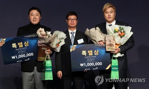 프로야구 대상, 특별상 받은 류현진과 배영수(서울=연합뉴스) 최재구 기자 = 4일 서울 여의도 콘래드 호텔에서 열린 2019 조아제약 프로야구대상 시상식에서 류현진과 배영수가 특별상을 받고 기념 촬영을 하고 있다. 2019.12.4 jjaeck9@yna.co.kr