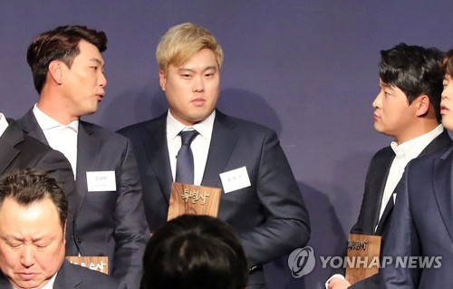한자리에 모인 3인방(서울=연합뉴스) 최재구 기자 = 4일 서울 여의도 콘래드 호텔에서 열린 2019 조아제약 프로야구대상 시상식에서 김광현(왼쪽부터), 류현진, 하재훈이 기념촬영을 하기 위해 무대에 올라 대화하고 있다. 2019.12.4 jjaeck9@yna.co.kr
