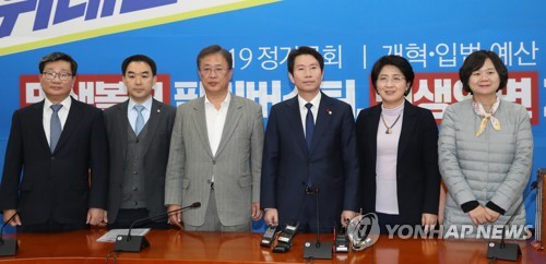 한국당 뺀 여야 의원 4+1 회동(서울=연합뉴스) 안정원 기자 = 더불어민주당 이인영 원내대표(오른쪽 세번째)가 4일 오후 서울 여의도 국회에서 자유한국당을 뺀 여야 의원들과 현안 처리 논의를 위해 회동하고 있다.
    왼쪽부터 더불어민주당 전해철 의원, 바른미래당 채이배 의원, 대안신당 유성엽 대표, 이 원내대표, 민주평화당 박주현 최고위원, 정의당 이정미 의원. 2019.12.4 jeong@yna.co.kr