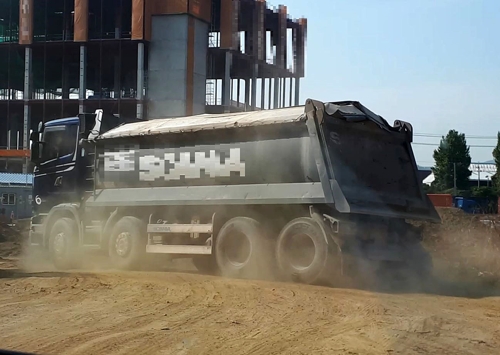 공사차량 살수조치 미이행으로 먼지 발생 (수원=연합뉴스) 경기도 특별사법경찰단은 미세먼지 농도가 급증하는 시기를 맞아 지난 10월 24일부터 지난달 6일까지 도내 대기오염물질 배출 사업장 550곳을 수사한 결과, 177곳을 형사고발하고 나머지는 행정처분 조치했다고 5일 밝혔다. 공사차량 살수조치 미이행으로 먼지가 발생해 적발된 사업장. 2019.12.5 [경기도 제공. 재판매 및 DB 금지]
    gaonnuri@yna.co.kr