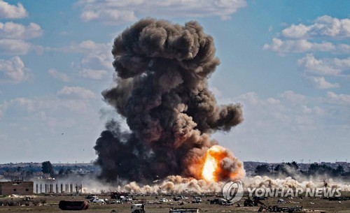 올해 3월 IS '최후 점령지' 시리아 동부 바구즈에서 솟는 화염과 연기    [AFP=연합뉴스 자료사진]