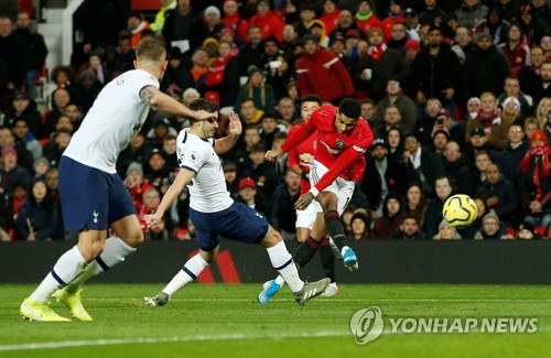 득점포를 터트리는 맨유의 마커스 래시퍼드(맨오른쪽)(로이터=연합뉴스)