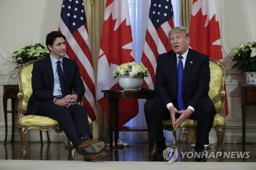 런던서 만난 트럼프-트뤼도(런던 AP=연합뉴스) 북대서양조약기구(NATO·나토) 정상회의 참석차 영국을 방문 중인 도널드 트럼프(오른쪽) 미국 대통령이 3일(현지시간) 런던의 윈필드 하우스(미국 대사관저)에서 쥐스탱 트뤼도 캐나다 총리와 만나고 있다. leekm@yna.co.kr