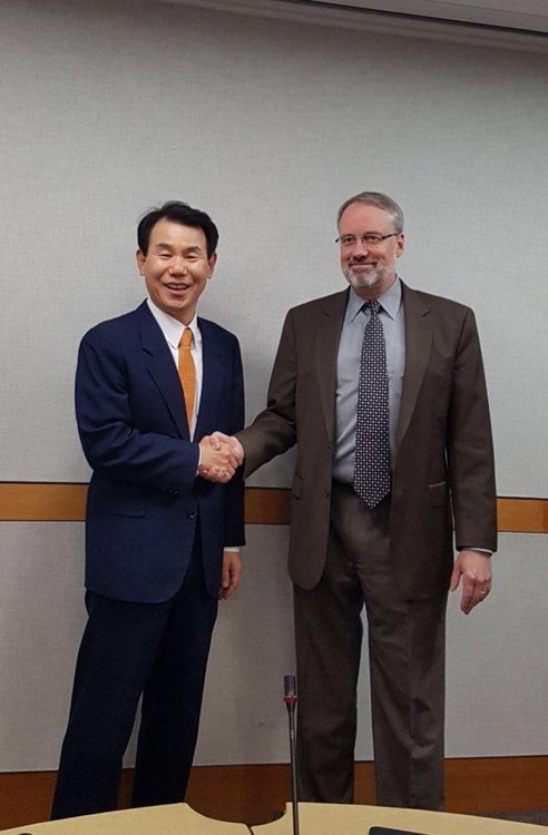 주한미군 방위비 분담금 협상 한미 대표(워싱턴=연합뉴스) 송수경 특파원 = 정은보 방위비분담협상대사와 제임스 드하트 미 국무부 선임보좌관이 12월 3일(현지시간) 워싱턴DC에서 열린 4차 회의에 들어가기 전 악수하고 있다. hanksong@yna.co.kr