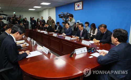 민주당 검찰공정수사촉구 1차회의(서울=연합뉴스) 진성철 기자 = 5일 국회 의원회관에서 열린 더불어민주당 검찰공정수사촉구특별위원회에서 설훈 위원장이 발언하고 있다.    2019.12.5 zjin@yna.co.kr