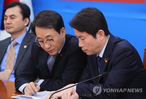 논의하는 이인영 이원욱(서울=연합뉴스) 진성철 기자 = 더불어민주당 이인영 원내대표(오른쪽)와 이원욱 원내수석부대표가 5일 국회에서 열린 정책조정회의에서 논의하고 있다.  2019.12.5 zjin@yna.co.kr