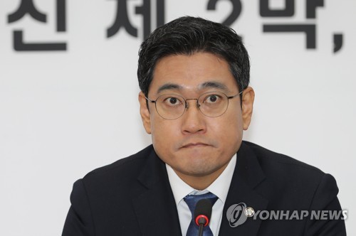 변혁 회의에 참석한 오신환(서울=연합뉴스) 하사헌 기자 = 변혁 오신환 대표가 5일 오전 서울 여의도 국회에서 열린 변혁 비상행동 회의에 참석해 있다. toadboy@yna.co.kr