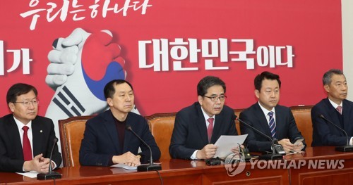 발언하는 곽상도(서울=연합뉴스) 하사헌 기자 = 자유한국당 곽상도 친문게이트 진상조사위원장이 5일 오전 서울 여의도 국회에서 열린 울산시장 부정선거 등 친문게이트 진상조사위원회 회의에서 발언하고 있다. 2019.12.5 toadboy@yna.co.kr
