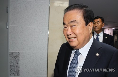 오신환 만나러가는 문희상(서울=연합뉴스) 진성철 기자 = 문희상 국회의장이 5일 국회 의원회관에서 의원실로 찾아온 바른미래당 오신환 원내대표를 만나기 위해 의원실로 향하고 있다.  2019.12.5 zjin@yna.co.kr