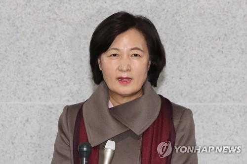 소감 말하는 추미애(서울=연합뉴스) 하사헌 기자 = 차기 법무부 장관으로 내정된 추미애 더불어민주당 의원이 5일 오후 서울 여의도 국회 의원회관 의원실 앞에서 소감을 말하고 있다.toadboy@yna.co.kr