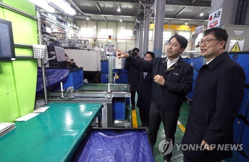 황덕순 청와대 일자리수석 비서관, 창원 스마트공장 방문(창원=연합뉴스) 김동민 기자 = 황덕순 청와대 일자리수석 비서관(오른쪽)이 5일 경남 창원시 의창구 삼천산업을 찾아 시설을 둘러보고 있다. 
    이 기업은 가전제품부품 제조회사이자 스마트공장을 추진하는 곳이다. 2019.12.5 image@yna.co.kr