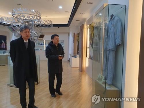 DJ센터 둘러보는 노태우 장남 재헌씨(광주=연합뉴스) 5일 오후 광주 서구 김대중컨벤션센터 1층에 마련된 김대중 전 대통령 기념 전시실에서 노태우 전 대통령의 장남 재헌씨가 김 전 대통령의 유품을 살펴보고 있다. 재헌씨는 이날 오월어머니집을 찾아 부친을 대신해 사죄의 뜻을 밝히기도 했다. 2019.12.6 [독자 제공. 재판매 및 DB 금지]
    iny@yna.co.kr
(끝)