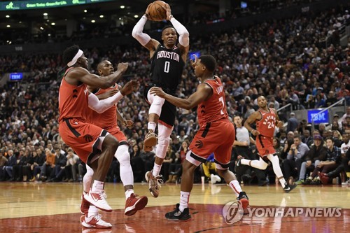 토론토 수비진 사이에서 공을 다루는 휴스턴의 러셀 웨스트브룩(0번).[AP=연합뉴스]
