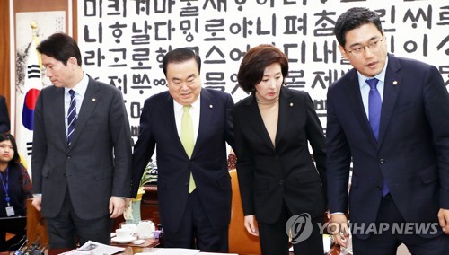 3당 원내대표와 만난 문 의장더불어민주당 이인영 원내대표(왼쪽부터), 문희상 국회의장, 자유한국당 나경원, 바른미래당 오신환 원내대표가 지난달 25일 국회 의장실에서 회동하고 있다. 나 원내대표는 6일 회동에는 참석하지 않았다. [연합뉴스 자료사진]