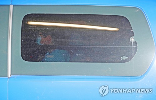 서울구치소 복귀하는 박근혜 전 대통령(서울=연합뉴스) 류영석 기자 = 박근혜 전 대통령이 지난 3일 오후 서울 서초구 가톨릭대학교 서울성모병원에서 퇴원해 서울구치소로 향하고 있다. 2019.12.3 ondol@yna.co.kr