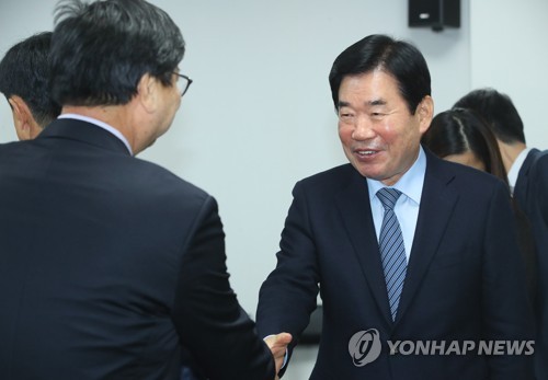 인사나누는 김진표(서울=연합뉴스) 진성철 기자 = 김진표 국가경제자문회의 의장이 6일 국회 의원회관에서 열린 국가경제자문회의 전체회의에서 참석자들과 인사하고 있다.  zjin@yna.co.kr