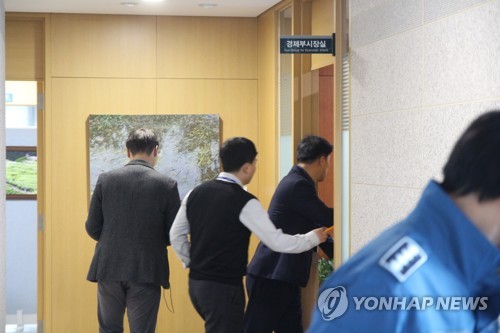 검찰, 울산시경제부시장실 압수수색(울산=연합뉴스) 장영은 기자 = 6일 서울중앙지검 수사관들이 송병기 울산시 경제부시장실을 압수수색하고 있다. 압수수색 중인 부시장실을 청경들과 공무원들이 오가고 있다. young@yna.co.kr