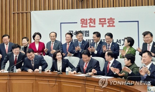 나경원, 마지막 원대회의를 마치고(서울=연합뉴스) 임기 종료를 앞둔 자유한국당 나경원 원내대표, 정용기 정책위의장 등이 6일 국회에서 열린 나 원내대표 주재로 열린 마지막 원내대책회의를 마치고 기념촬영하고 있다. [자유한국당 제공. 재판매 및 DB 금지] zjin@yna.co.kr