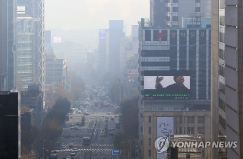 주말 불청객 미세먼지(서울=연합뉴스) 이지은 기자 = 초미세먼지 농도가 나쁨 수준을 보인 8일 오전 서울 도심 일대가 뿌옇게 보이고 있다. 2019.12.8 jieunlee@yna.co.kr