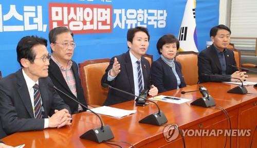 여야 4+1 원내대표급 회동(서울=연합뉴스) 하사헌 기자 = 정의당 윤소하 원내대표, 대안신당 유성엽 창당준비위원장, 더불어민주당 이인영 원내대표, 민주평화당 조배숙 원내대표, 바른미래당 김관영 최고위원이 8일 오후 서울 여의도 국회 더불어민주당 원내대표실에서 여야 4+1 원내대표급 회동을 하고 있다. 2019.12.8 toadboy@yna.co.kr