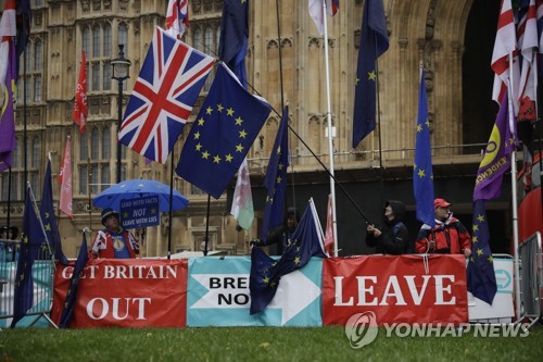 영국 의사당 펜스 걸린 브렉시트 찬반 진영의 홍보물    [AP=연합뉴스 자료사진]
