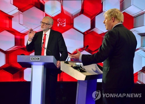 6일 BBC 방송의 토론회에 선 존슨 총리(오른쪽)와 코빈 노동당 대표    [로이터=연합뉴스]