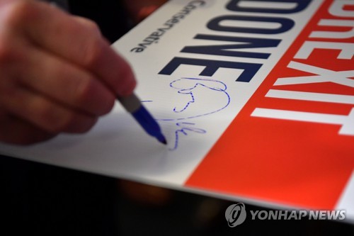 8일 선거캠프 본부에서 지지자에게 사인을 해주는 존슨 영국 총리의 손     [로이터=연합뉴스]