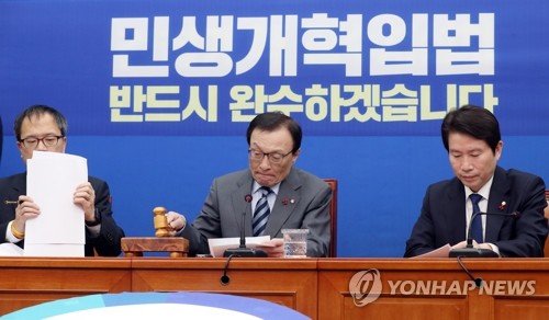 의사봉 두드리는 더불어민주당 이해찬 대표(서울=연합뉴스) 안정원 기자 = 더불어민주당 이해찬 대표(가운데)가 9일 오전 서울 여의도 국회에서 열린 최고위원회의에서 의사봉을 두드리고 있다. 2019.12.9 jeong@yna.co.kr