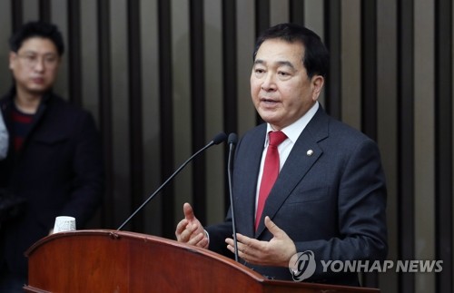 심재철, 한국당 새 원내대표(서울=연합뉴스) 윤동진 기자 = 자유한국당 새 원내대표에 선출된 심재철 의원이 9일 국회에서 열린 의원총회에서 인사말하고 있다. 2019.12.9 mon@yna.co.kr