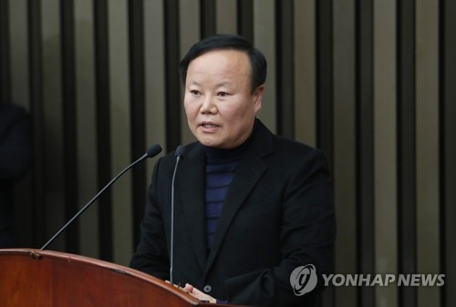 김재원, 한국당 새 정책위의장(서울=연합뉴스) 윤동진 기자 = 자유한국당 새 정책위의장으로 당선된 김재원 의원이 9일 국회에서 열린 의원총회에서 인사말하고 있다. 2019.12.9 mon@yna.co.kr