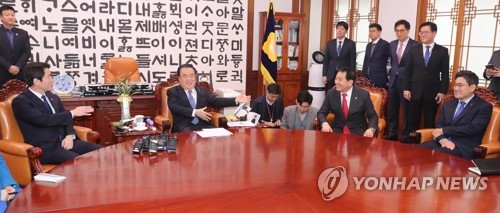 회동하는 국회의장과 3당 원내대표(서울=연합뉴스) 안정원 기자 = 문희상 국회의장(왼쪽 두 번째)이 9일 서울 여의도 국회의장실에서 교섭단체 3당 원내대표 회동을 주재하고 있다.
왼쪽부터 더불어민주당 이인영 원내대표, 문 의장, 자유한국당 심재철 원내대표, 바른미래당 오신환 원내대표. 2019.12.9 jeong@yna.co.kr