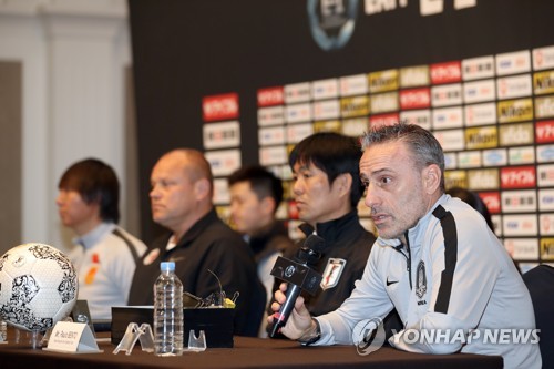 동아시안컵 남자 축구대표팀 기자회견(부산=연합뉴스) 조정호 기자 = 2019 동아시아축구연맹(EAFF) E-1 챔피언십에 참가하는 한국·일본·홍콩·중국 남자축구 대표팀 감독들이 9일 부산 롯데호텔에서 기자회견을 하고 있다. 맨 오른쪽이 한국 파울루 벤투 감독. 2019.12.9 ccho@yna.co.kr
