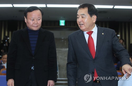 의총 입장하는 심재철 김재원(서울=연합뉴스) 진성철 기자 = 자유한국당 심재철 신임 원내대표(오른쪽)와 김재원 정책위의장이 9일 국회에서 열린 의원총회에 입장하며 대화를 나누고 있다.  2019.12.9 zjin@yna.co.kr