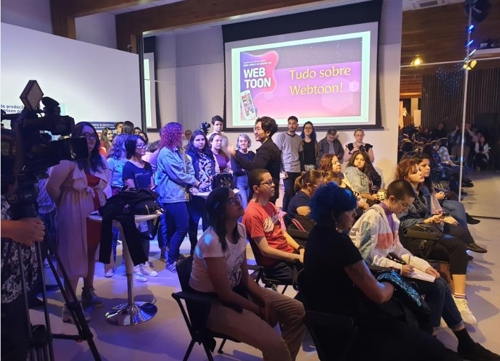 '웹툰 나이트'에 참가한 브라질의 한류 팬들(상파울루=연합뉴스) 김재순 특파원 = 9일(현지시간) 상파울루 시내 한국문화원에서 열린 '웹툰 나이트' 행사에 참여한 한류 팬들이 작가들에게 질문하고 있다.