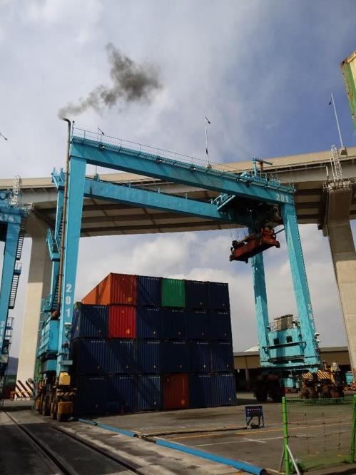 DPF를 설치하지 않은 기존 트랜스퍼 크레인이 배출하는 오염물질[부산항만공사 제공·재판매 및 DB금지]