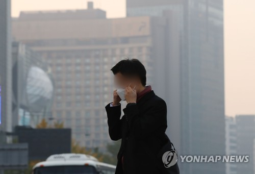 미세먼지 뚫고 출근[연합뉴스 자료사진]