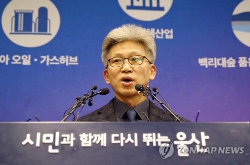 송병기 울산시 경제부시장이 5일 울산시청 프레스센터에서 김기현 전 울산시장 측근 비리 제보와 관련한 입장을 밝히고 있다. 송 부시장은 청와대에 최초로 김 전 시장 측근 비리 의혹을 제보한 인물로 알려졌다. [연합뉴스 자료사진]