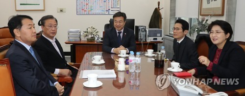 여야 4+1 선거법 협의체 회동(서울=연합뉴스) 하사헌 기자 = 바른미래당 김관영 최고위원(왼쪽부터), 대안신당 유성엽 창당준비위원장, 더불어민주당 윤호중 사무총장, 정의당 윤소하 원내대표, 민주평화당 박주현 의원이 9일 오전 서울 여의도 국회에서 여야 4+1 선거법 협의체 회동을 하고 있다.  2019.12.9 toadboy@yna.co.kr