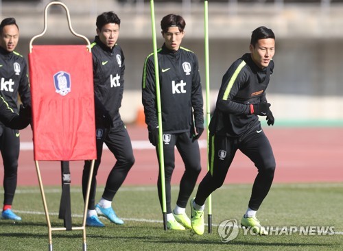 훈련 앞두고 몸 푸는 선수들(울산=연합뉴스) 김용태 기자 = 9일 오전 울산종합운동장에서 2019 EAFF E-1 챔피언십(동아시안컵)에 출전하는 한국 축구 국가대표팀의 권경원(오른쪽부터), 이영재, 김인성 문선민 등이 몸을 풀고 있다. 2019.12.9 yongtae@yna.co.kr