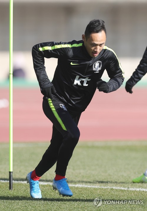 몸 푸는 문선민(울산=연합뉴스) 김용태 기자 = 9일 오전 울산종합운동장에서 2019 EAFF E-1 챔피언십(동아시안컵)에 출전하는 한국 축구 국가대표팀의 문선민이 몸을 풀고 있다. 2019.12.9 yongtae@yna.co.kr
