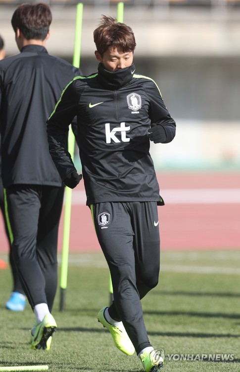 몸 푸는 김보경(울산=연합뉴스) 김용태 기자 = 9일 오전 울산종합운동장에서 2019 EAFF E-1 챔피언십(동아시안컵)에 출전하는 한국 축구 국가대표팀의 김보경이 몸을 풀고 있다. 2019.12.9 yongtae@yna.co.kr