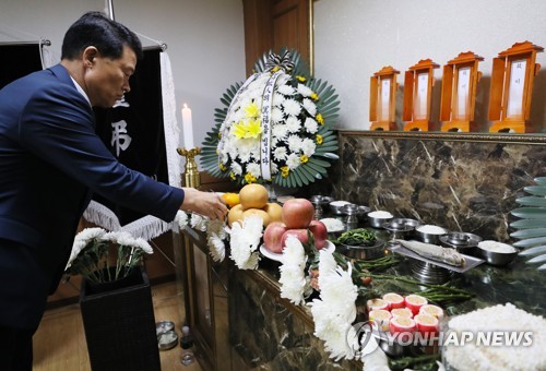 헌화하는 이승로 구청장(서울=연합뉴스) 이지은 기자 = 지난달 서울 성북구 성북동에서 숨진 채 발견된 '성북 네 모녀'의 장례식이 열린 10일 오전 서울 강북구 서울좋은병원 장례식장에 마련된 빈소에서 이승로 성북구청장이 헌화하고 있다. 숨진 이들의 장례를 맡을 유가족이 없어, 장례식은 서울시 공영장례조례에 따라 무연고자에 대한 공영 장례로 구청이 치렀고 상주 역할은 구청 직원과 성북동 주민이 맡았다. jieunlee@yna.co.kr