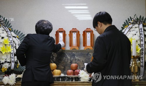 '가는 길 덜 외롭기를'(서울=연합뉴스) 이지은 기자 = 지난달 서울 성북구 성북동에서 숨진 채 발견된 '성북 네 모녀'의 장례식이 열린 10일 오전 서울 강북구 서울좋은병원 장례식장에서 추모위원회 관계자가 위패를 옮기고 있다. 숨진 이들의 장례를 맡을 유가족이 없어, 장례식은 서울시 공영장례조례에 따라 무연고자에 대한 공영 장례로 구청이 치렀고 상주 역할은 구청 직원과 성북동 주민이 맡았다. jieunlee@yna.co.kr