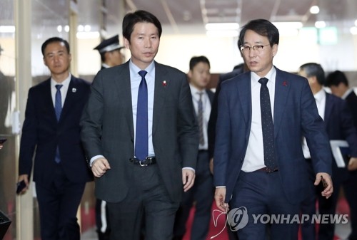 의장실 나서는 이인영 원내대표(서울=연합뉴스) 윤동진 기자 = 더불어민주당 이인영 원내대표(왼쪽)가 10일 오후 서울 여의도 국회의장실에서 여야 3당 원내대표 회동을 마친 후 이동하고 있다. 2019.12.10 mon@yna.co.kr