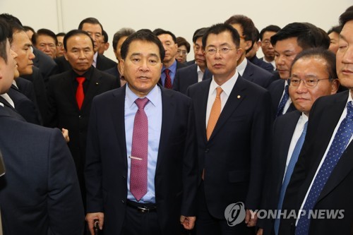 의장실 항의방문 나선 한국당(서울=연합뉴스) 진성철 기자 = 자유한국당 심재철 원내대표와 의원들이 10일 내년도 예산안이 통과되자 문희상 국회의장실을 항의방문하고 있다. 2019.12.10 zjin@yna.co.kr