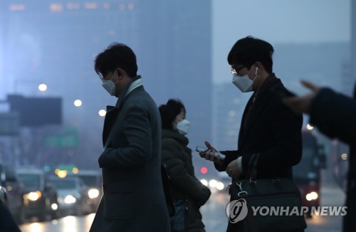 '잿빛 출근길'(서울=연합뉴스) 김주성 기자 = 전국 미세먼지 농도가 '나쁨'에서 '매우 나쁨' 수준을 보일 것으로 예보된 11일 오전 마스크를 낀 시민들이 서울 세종로 네거리 횡단보도를 건너고 있다. 2019.12.11 photo@yna.co.kr