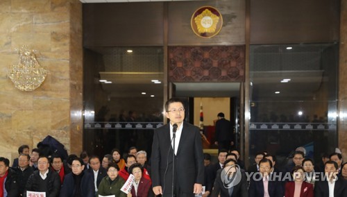 '예산안 날치기 규탄' 발언하는 황교안(서울=연합뉴스) 하사헌 기자 = 자유한국당 황교안 대표가 11일 오전 서울 여의도 국회 본청 로텐더홀에서 열린 예산안 날치기 세금도둑 규탄대회에서 발언하고 있다. toadboy@yna.co.kr