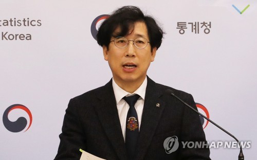 통계청, 취업자 증가폭 넉 달 연속 30만명 증가(세종=연합뉴스) 김주형 기자 = 통계청 정동욱 고용통계과장이 11일 오전 세종시 정부세종청사에서 2019년 11월 고용동향을 발표하고 있다. 2019.12.11 kjhpress@yna.co.kr