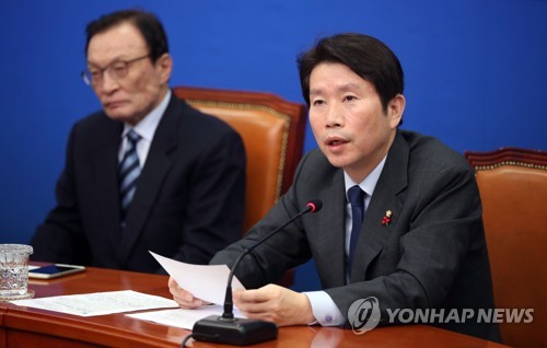 발언하는 이인영 원내대표(서울=연합뉴스) 김인철 기자 = 더불어민주당 이인영 원내대표(오른쪽)가 11일 오전 국회에서 열린 최고위원회의에서 발언하고 있다. 왼쪽은 이해찬 대표. 2019.12.11 yatoya@yna.co.kr